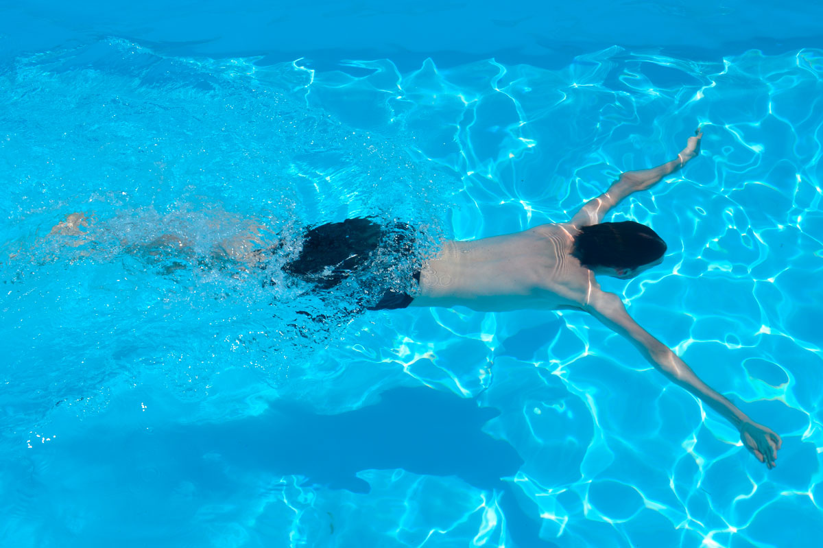 Nadando en una piscina Happypool